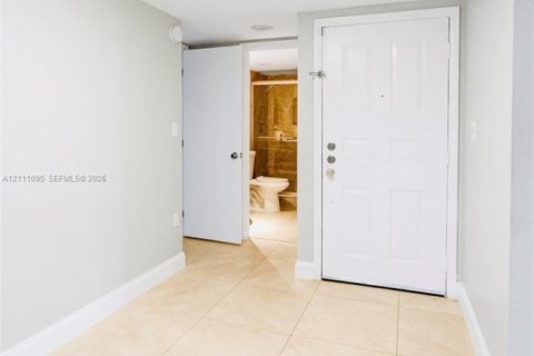Condo in Plantation, Florida, 2 bedrooms  № 2428391 - photo 15