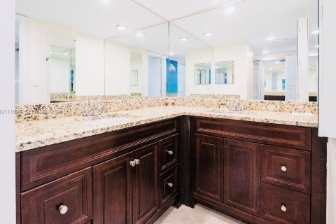 Condo in Plantation, Florida, 2 bedrooms  № 2428391 - photo 8