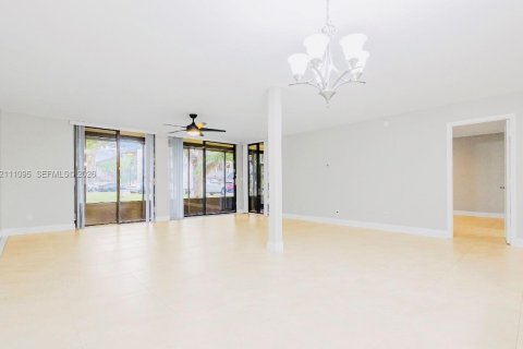 Condo in Plantation, Florida, 2 bedrooms  № 2428391 - photo 4