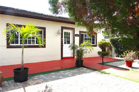 Купить виллу или дом в Майами, Флорида 2 спальни, 137.68м2, № 1957720 - фото 2