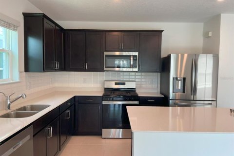 House in Land O' Lakes, Florida 4 bedrooms, 204.66 sq.m. № 2197490 - photo 3