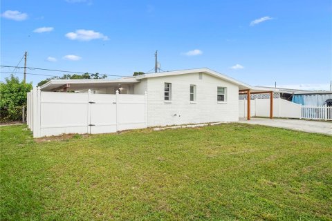 House in Tampa, Florida 3 bedrooms, 108.51 sq.m. № 2405055 - photo 2