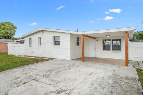House in Tampa, Florida 3 bedrooms, 108.51 sq.m. № 2405055