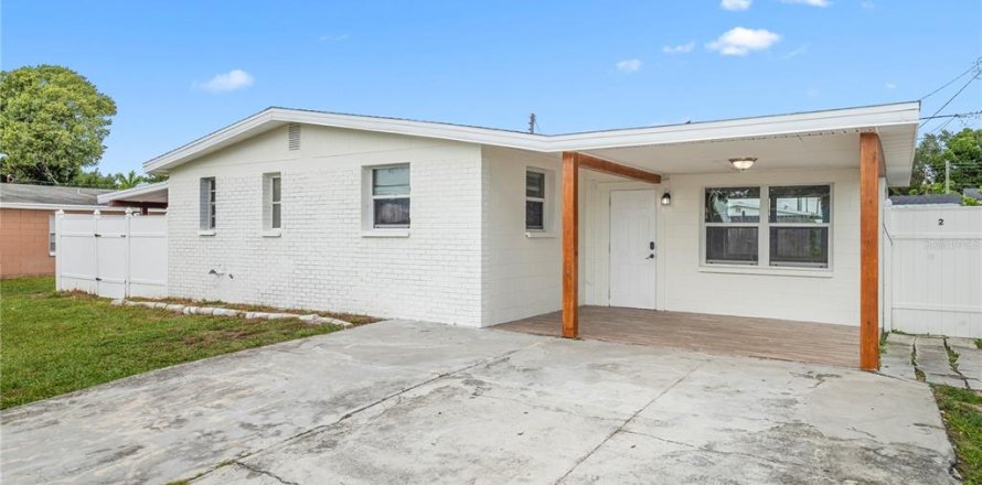 House in Tampa, Florida 3 bedrooms, 108.51 sq.m. № 2405055