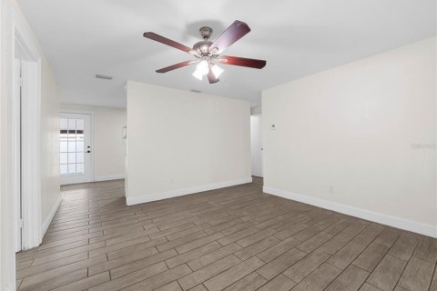 House in Tampa, Florida 3 bedrooms, 108.51 sq.m. № 2405055 - photo 7