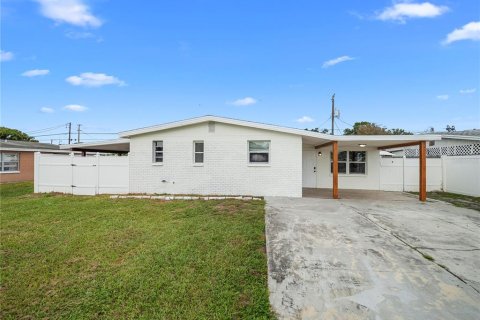 House in Tampa, Florida 3 bedrooms, 108.51 sq.m. № 2405055 - photo 3
