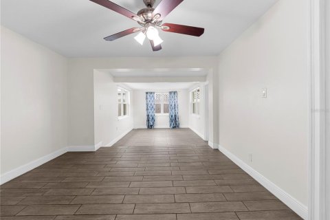 House in Tampa, Florida 3 bedrooms, 108.51 sq.m. № 2405055 - photo 6