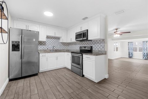 House in Tampa, Florida 3 bedrooms, 108.51 sq.m. № 2405055 - photo 13