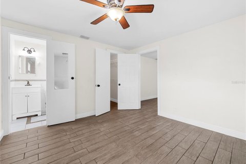 House in Tampa, Florida 3 bedrooms, 108.51 sq.m. № 2405055 - photo 9