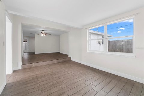 House in Tampa, Florida 3 bedrooms, 108.51 sq.m. № 2405055 - photo 5