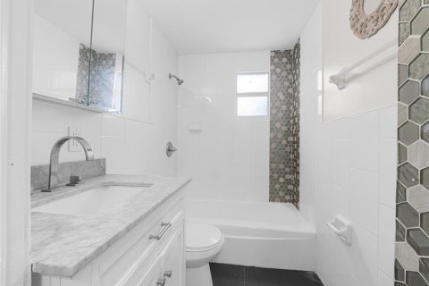 House in Tampa, Florida 3 bedrooms, 108.51 sq.m. № 2405055 - photo 17