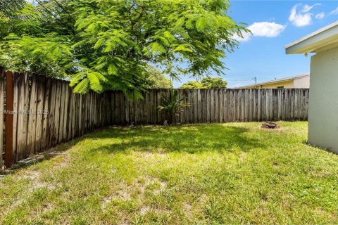 House in Miramar, Florida 3 bedrooms, 117.24 sq.m. № 1980478 - photo 27