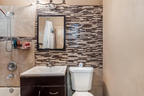 House in Miramar, Florida 3 bedrooms, 117.24 sq.m. № 1980478 - photo 22