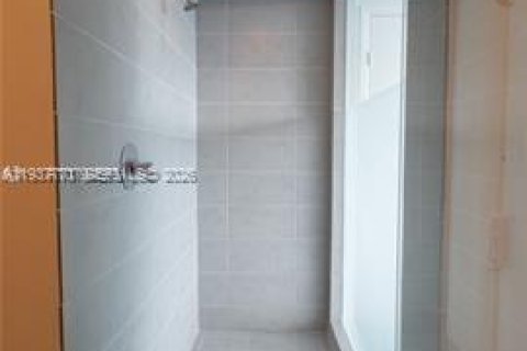 Condominio en alquiler en Miami, Florida, 2 dormitorios, 103.12 m2 № 1995422 - foto 16