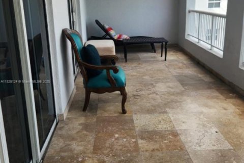 Condo in Miami, Florida, 2 bedrooms  № 1800882 - photo 11