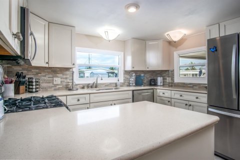 House in Marathon, Florida 3 bedrooms, 122.63 sq.m. № 1850423 - photo 27