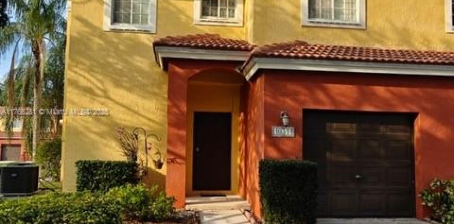 Townhouse in Miramar, Florida 3 bedrooms, 116.59 sq.m. № 1708752