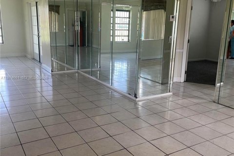 House in Miami Gardens, Florida 3 bedrooms, 155.52 sq.m. № 2036054 - photo 7