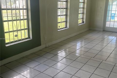 House in Miami Gardens, Florida 3 bedrooms, 155.52 sq.m. № 2036054 - photo 11