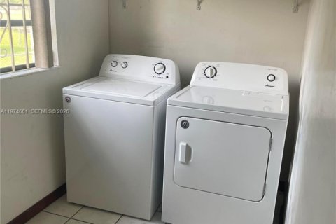 House in Miami Gardens, Florida 3 bedrooms, 155.52 sq.m. № 2036054 - photo 10