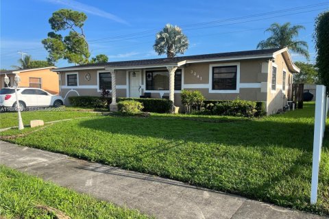 House in Miami Gardens, Florida 3 bedrooms, 155.52 sq.m. № 2036054 - photo 1