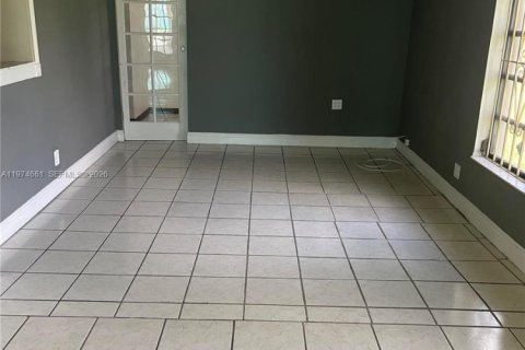 House in Miami Gardens, Florida 3 bedrooms, 155.52 sq.m. № 2036054 - photo 14