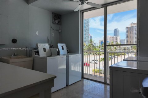 Copropriété à louer à Hallandale Beach, Floride: 1 chambre, 80.82 m2 № 1940272 - photo 14
