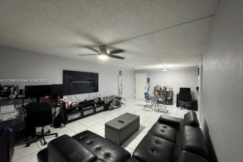 House in Miami, Florida 3 bedrooms, 117.24 sq.m. № 1895936 - photo 1