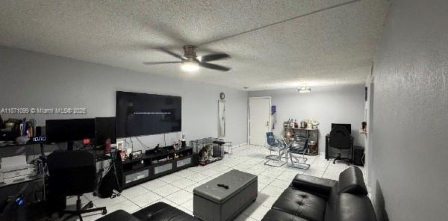 House in Miami, Florida 3 bedrooms, 117.24 sq.m. № 1895936