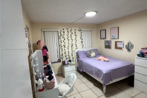 House in Miami, Florida 3 bedrooms, 117.24 sq.m. № 1895936 - photo 8