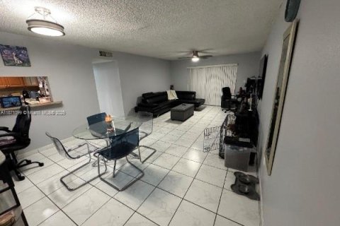 House in Miami, Florida 3 bedrooms, 117.24 sq.m. № 1895936 - photo 2