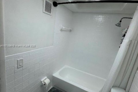 House in Miami, Florida 3 bedrooms, 117.24 sq.m. № 1895936 - photo 11