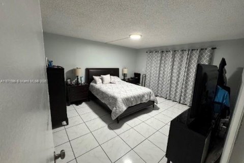 House in Miami, Florida 3 bedrooms, 117.24 sq.m. № 1895936 - photo 5