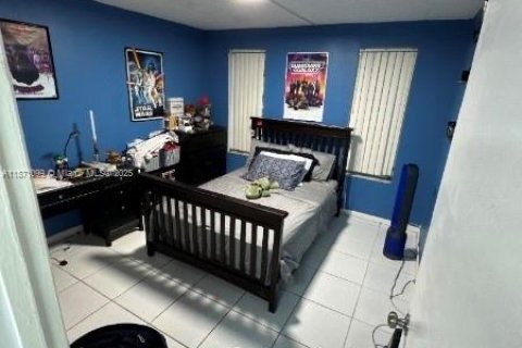 House in Miami, Florida 3 bedrooms, 117.24 sq.m. № 1895936 - photo 6