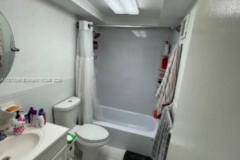 House in Miami, Florida 3 bedrooms, 117.24 sq.m. № 1895936 - photo 12