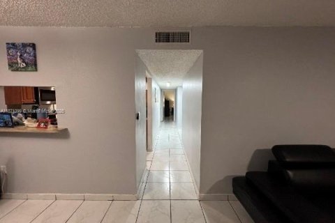 House in Miami, Florida 3 bedrooms, 117.24 sq.m. № 1895936 - photo 3