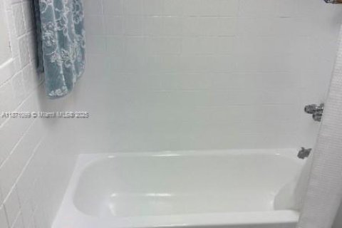 House in Miami, Florida 3 bedrooms, 117.24 sq.m. № 1895936 - photo 7