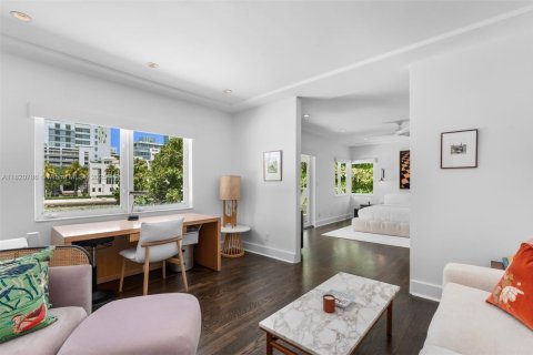 Купить виллу или дом в Майами-Бич, Флорида 3 спальни, 317.82м2, № 1981709 - фото 18