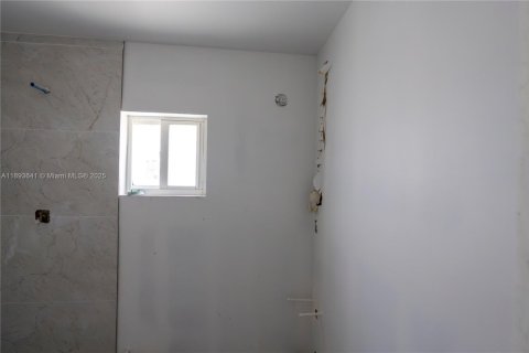 Propiedad comercial en venta en Miami, Florida, 3697.51 m2 № 1945571 - foto 15