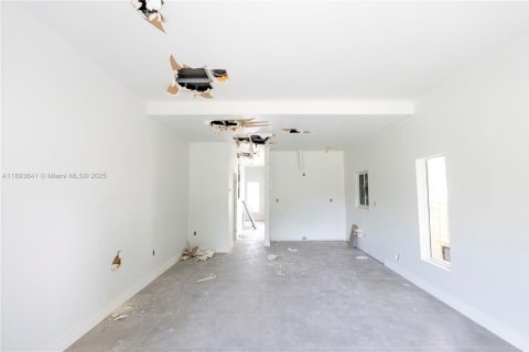 Propiedad comercial en venta en Miami, Florida, 3697.51 m2 № 1945571 - foto 3