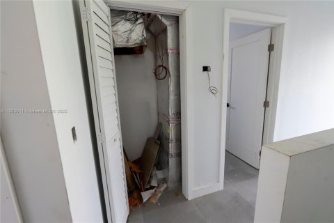 Propiedad comercial en venta en Miami, Florida, 3697.51 m2 № 1945571 - foto 13