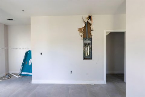 Propiedad comercial en venta en Miami, Florida, 3697.51 m2 № 1945571 - foto 7