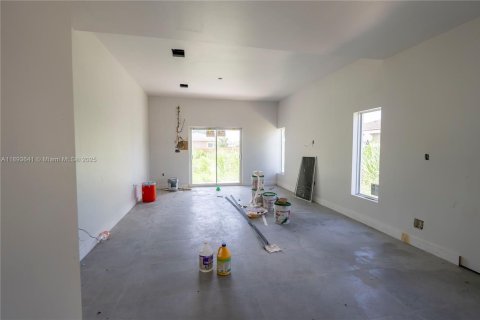 Propiedad comercial en venta en Miami, Florida, 3697.51 m2 № 1945571 - foto 8