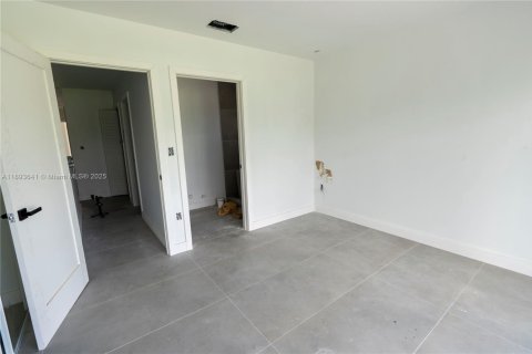 Propiedad comercial en venta en Miami, Florida, 3697.51 m2 № 1945571 - foto 14