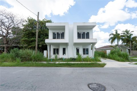 Propiedad comercial en venta en Miami, Florida, 3697.51 m2 № 1945571 - foto 1