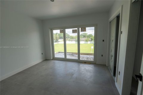 Propiedad comercial en venta en Miami, Florida, 3697.51 m2 № 1945571 - foto 12