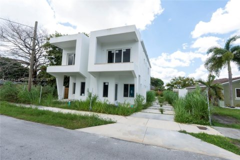 Propiedad comercial en venta en Miami, Florida, 3697.51 m2 № 1945571 - foto 2