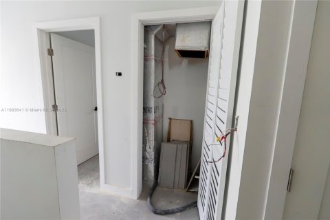 Propiedad comercial en venta en Miami, Florida, 3697.51 m2 № 1945571 - foto 4