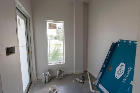 Propiedad comercial en venta en Miami, Florida, 3697.51 m2 № 1945571 - foto 10