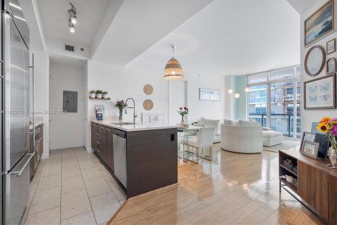 Condo in Miami, Florida, 2 bedrooms  № 1938263 - photo 1